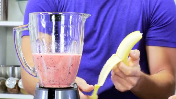 Pareja haciendo bebida de fruta orgánica — Vídeos de Stock