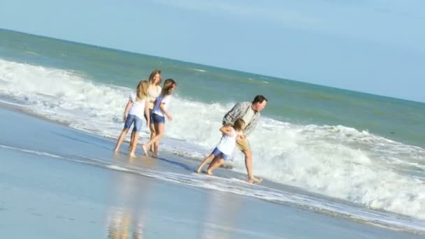 Pais com filhas na praia — Vídeo de Stock