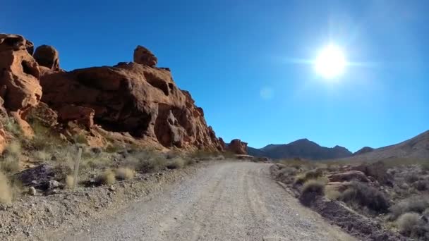 Reis door de woestijn landschap — Stockvideo