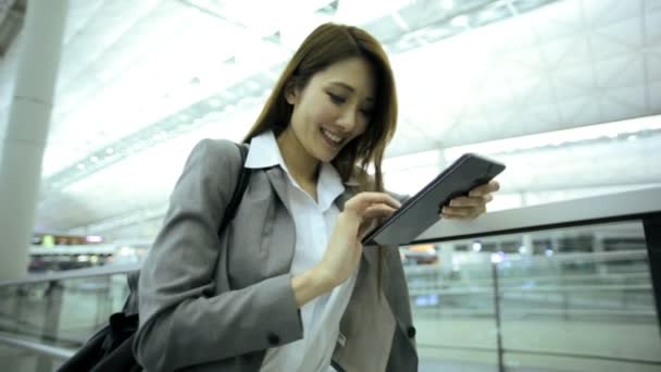 Geschäftsfrau am Flughafen mit Tablet — Stockvideo