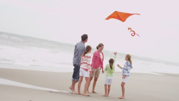 Famille avec cerf-volant sur la plage — Video