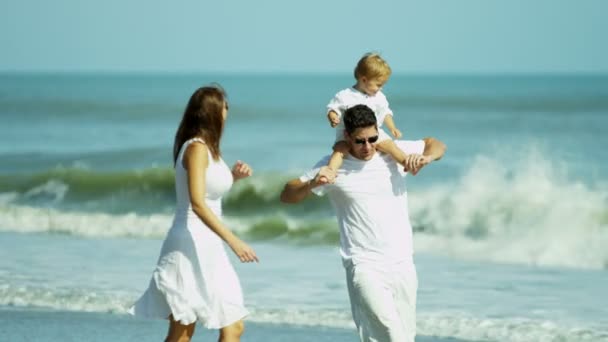 Rodzice z dzieckiem korzystających wakacje na plaży — Wideo stockowe