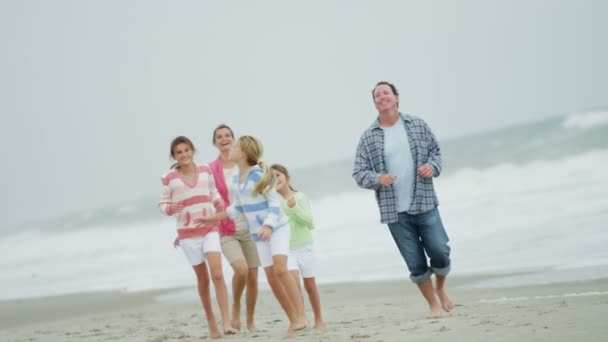 Familia con cometa en la playa — Vídeos de Stock