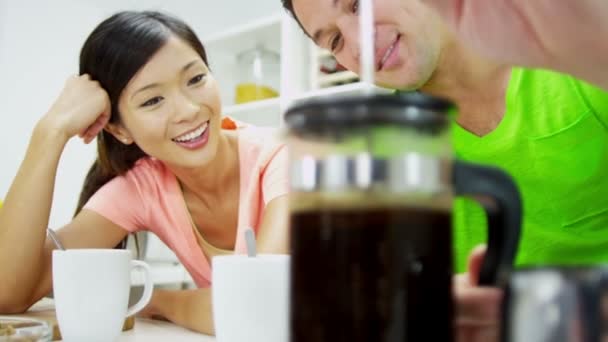 Pareja con café durante el desayuno — Vídeos de Stock