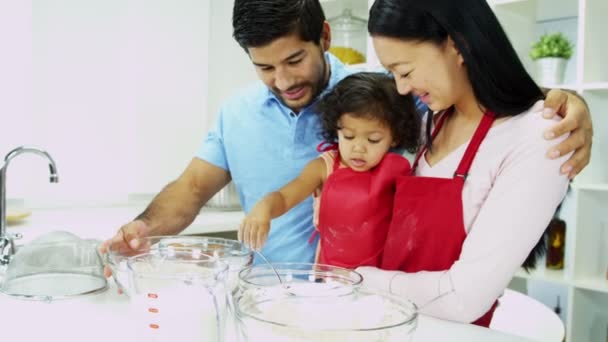 Met dochter voorbereiding ingrediënten (echt) paar — Stockvideo