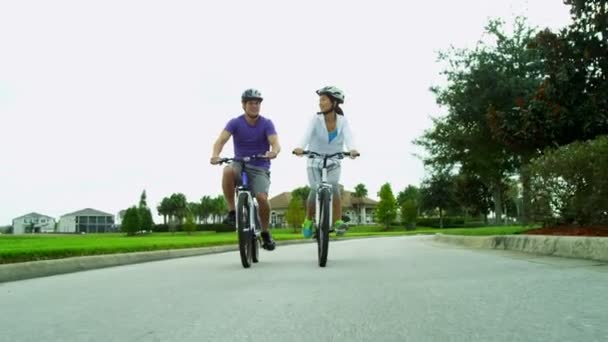 Pareja disfrutando juntos en bicicleta al aire libre — Vídeo de stock