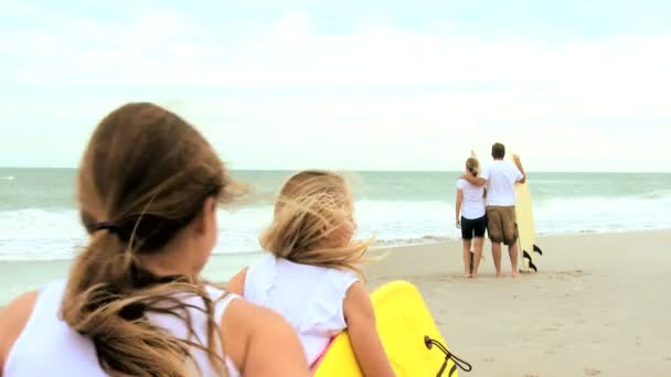 Семья наслаждается летним отпуском по серфингу — стоковое видео
