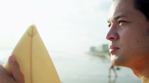 Man bedrijf surfplank op strand — Stockvideo