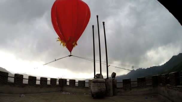 Weerballon grote muur mensen rode klimaat Beijing China — Stockvideo