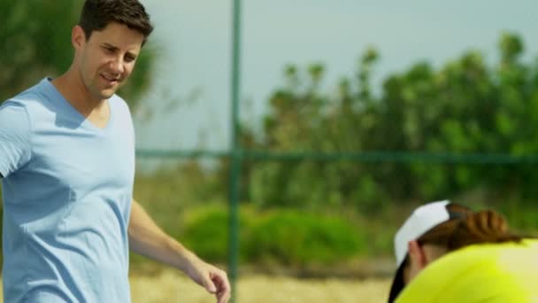 Теннисные партнеры практикуют ракетные качели — стоковое видео