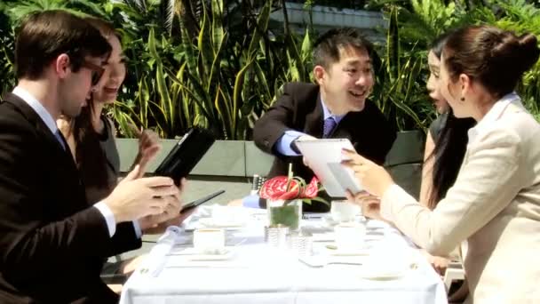 Business colleagues in rooftop restaurant — Stock Video