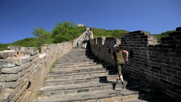 Woman running on the great china wall — Stock Video