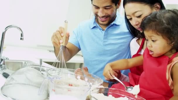 Pareja con hija preparando ingredientes — Vídeos de Stock