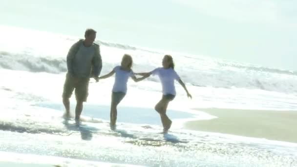 Padre con hijas en la playa — Vídeos de Stock