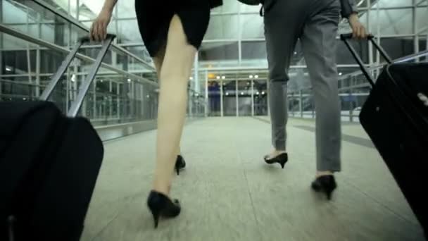 Asian businesswomen in airport terminal — Stock Video