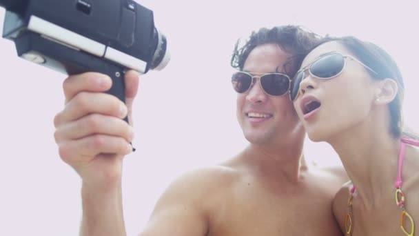 Op strand met video camera (echt) paar — Stockvideo