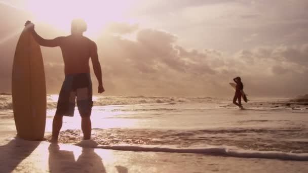 Surfers, κρατώντας ιστιοσανίδες και βλέποντας τα κύματα — Αρχείο Βίντεο