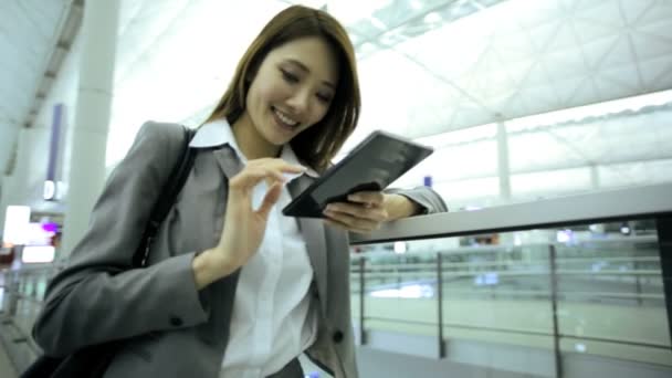 Бізнес-леді в аеропорту за допомогою планшета — стокове відео