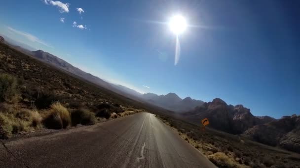 Road trip à travers le paysage désertique — Video