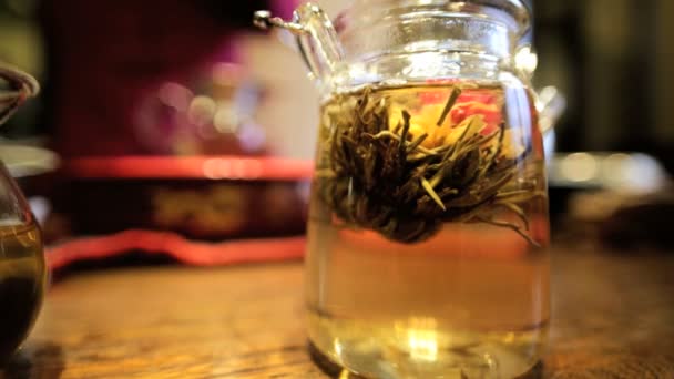 Женщина делает китайский чай смесь — стоковое видео