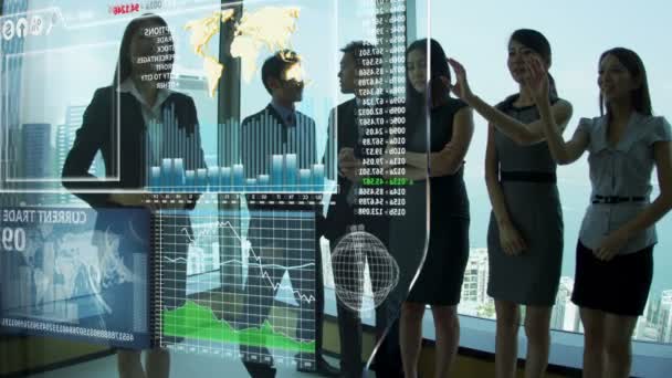 Hombres de negocios y mujeres de negocios asiáticos que utilizan la pantalla táctil de gráficos de movimiento — Vídeo de stock