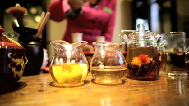 Woman making Chinese tea blend — Stock Video