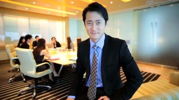 金融会議にアジア系のビジネスマン — ストック動画