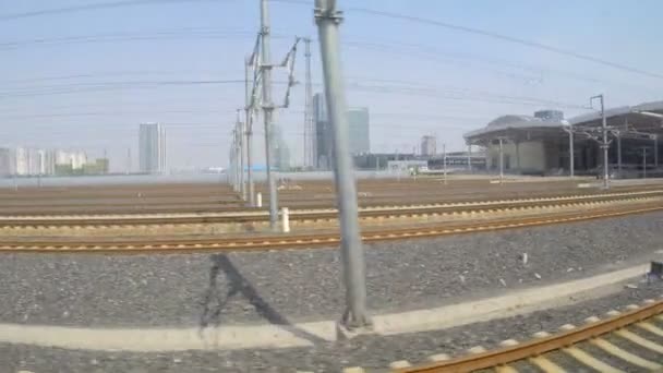 Vysoké rychlosti železniční vlak opouští stanici — Stock video