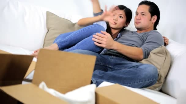 Casal relaxante depois de se mover — Vídeo de Stock