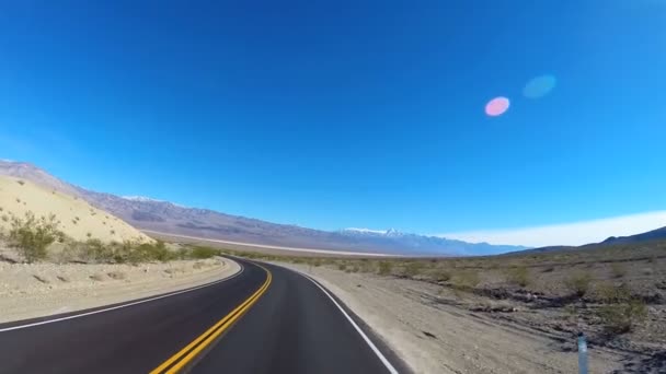 Condução na estrada do Vale da Morte — Vídeo de Stock