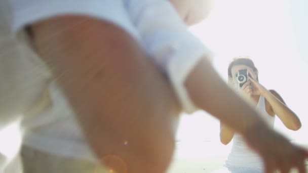Çocukla baba anne tarafından fotoğraflandı edilmektedir — Stok video