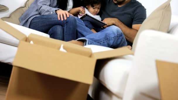 Chica jugando en la tableta con los padres — Vídeos de Stock