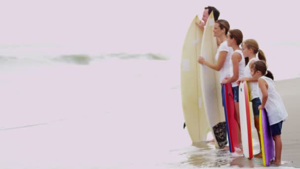 家庭与冲浪板看波 — 图库视频影像