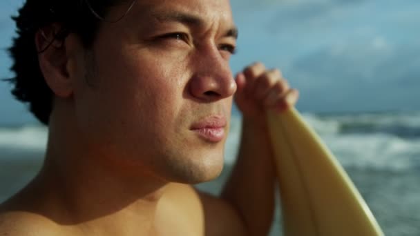 Man bedrijf surfplank op strand — Stockvideo