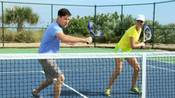 Socios de tenis practicando swing de raqueta — Vídeo de stock