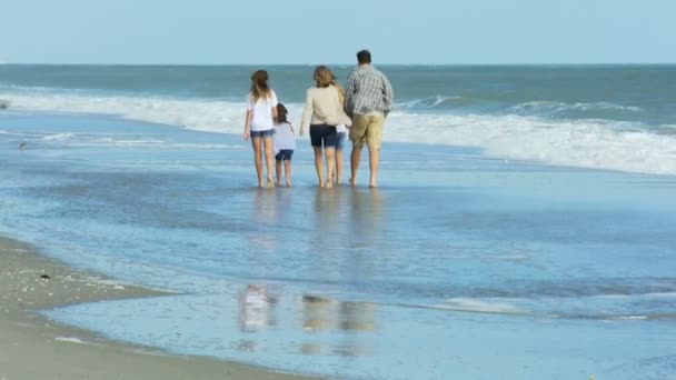 Familia disfrutando del tiempo en la playa — Vídeos de Stock