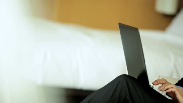 Бизнесмен в отеле с помощью ноутбука — стоковое видео
