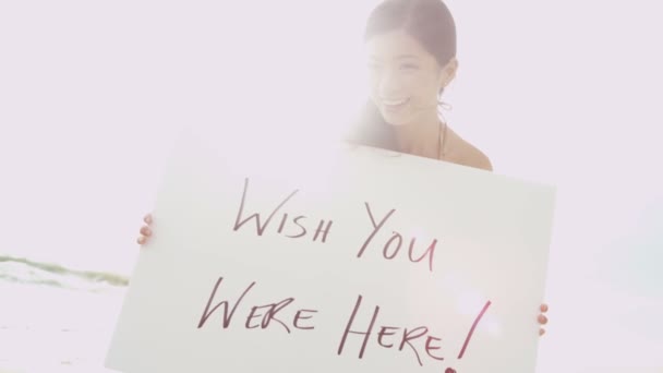 メッセージ ボードを持ってビキニの女の子 — ストック動画