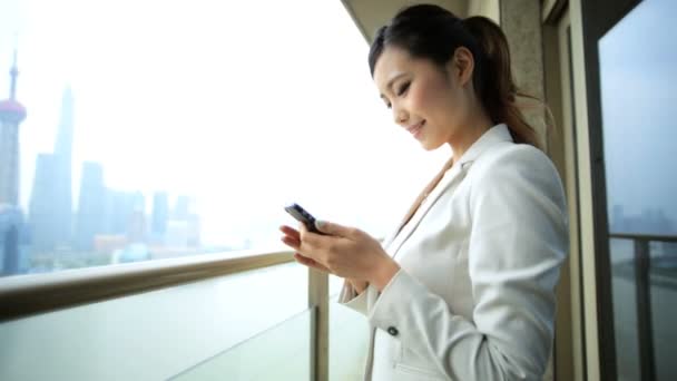 Femme d'affaires sur balcon vue paysage urbain — Video