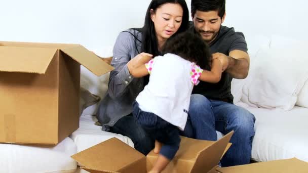 Asiático casal brincando com filha — Vídeo de Stock