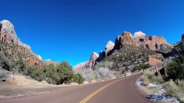 Viagem de estrada através da paisagem do deserto — Vídeo de Stock