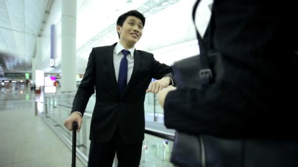 Podnikatel a podnikatelka diskutovat na letišti — Stock video