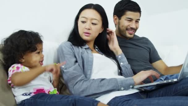 Parents avec fille utilisant un ordinateur portable — Video