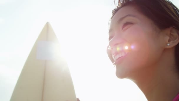 Menina segurando prancha na praia — Vídeo de Stock