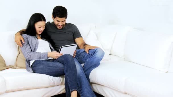 Couple at home using tablet — Stock Video