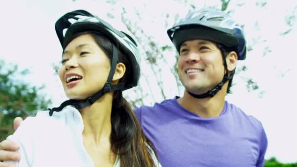 Pareja al aire libre juntos montando sus bicicletas — Vídeos de Stock