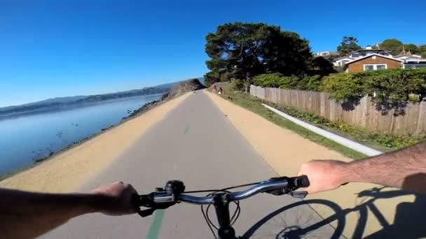 Couple riding bike on lakeside — Stock Video