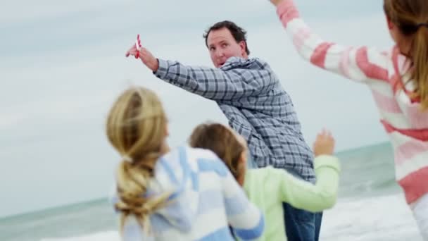 Keluarga dengan layang-layang di pantai — Stok Video