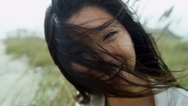Женщина на улице улыбается в камеру — стоковое видео