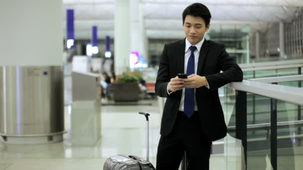 Homme d'affaires asiatique dans le terminal de l'aéroport — Video